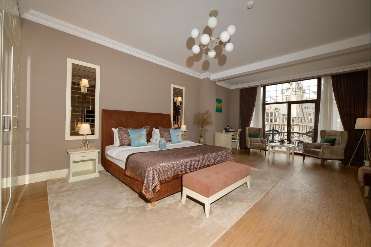 Zimmer mit Kingsize-Bett und Balkon