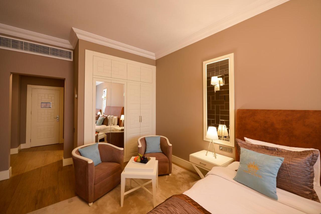 Dreibettzimmer mit Stadtblick